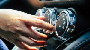 Dos mandos avanzados de control del aire acondicionado para automóviles utilizados para ajustes precisos de temperatura y velocidad del ventilador en vehículos que reciben servicios profesionales de aire acondicionado