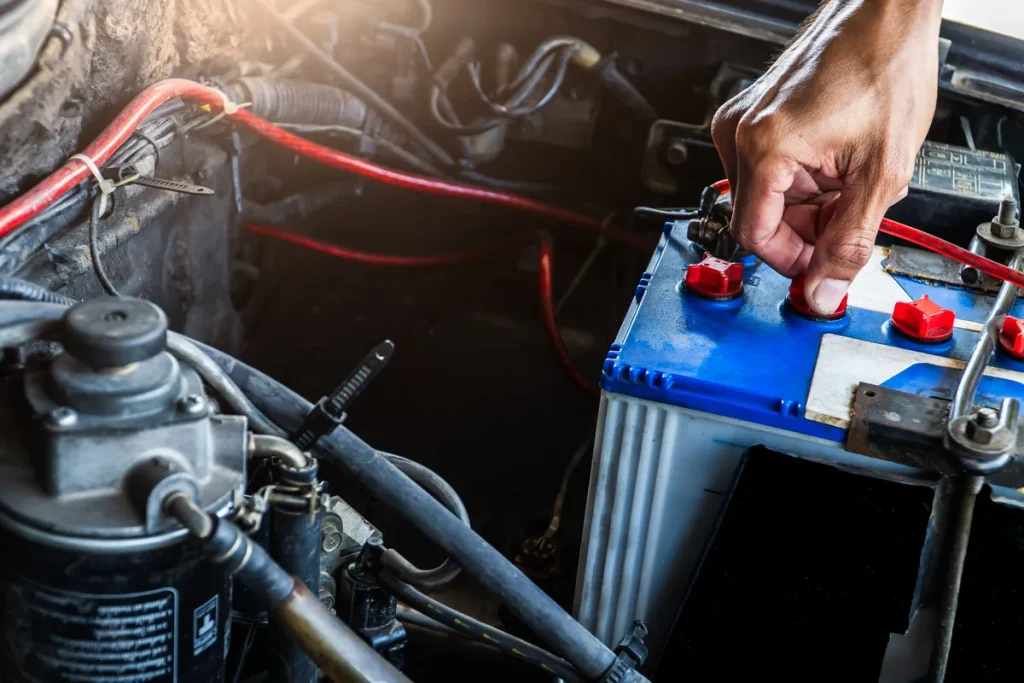 Revisión de niveles de electrolito en servicios eléctricos y de batería automotriz para prolongar la vida del acumulador.