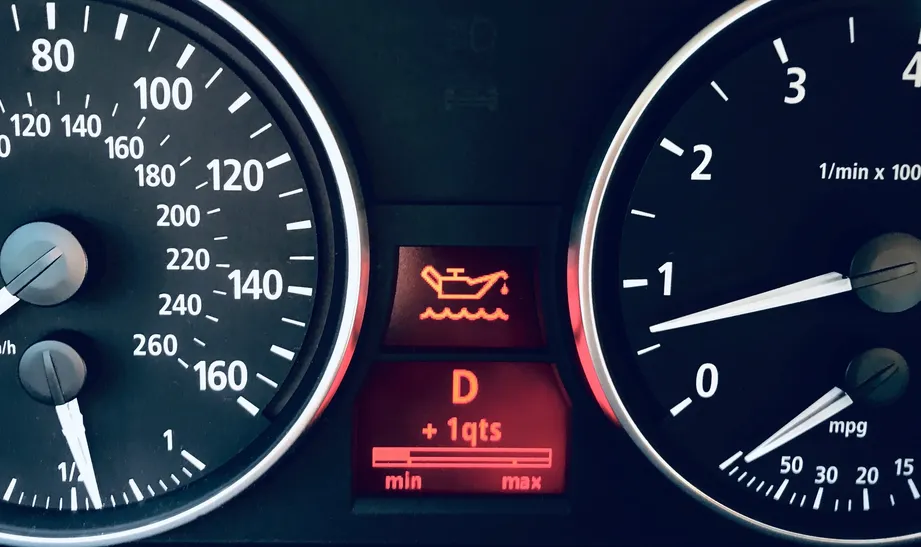 Dashboard light showing a red oil can icon, indicating a low oil level and the immediate need for an oil change.
