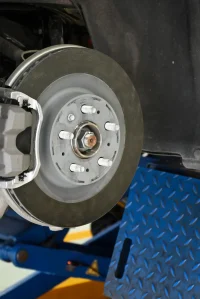 Primer plano de un rotor de freno de automóvil limpio, un componente vital inspeccionado y reparado durante el servicio de frenos para garantizar un rendimiento de frenado óptimo